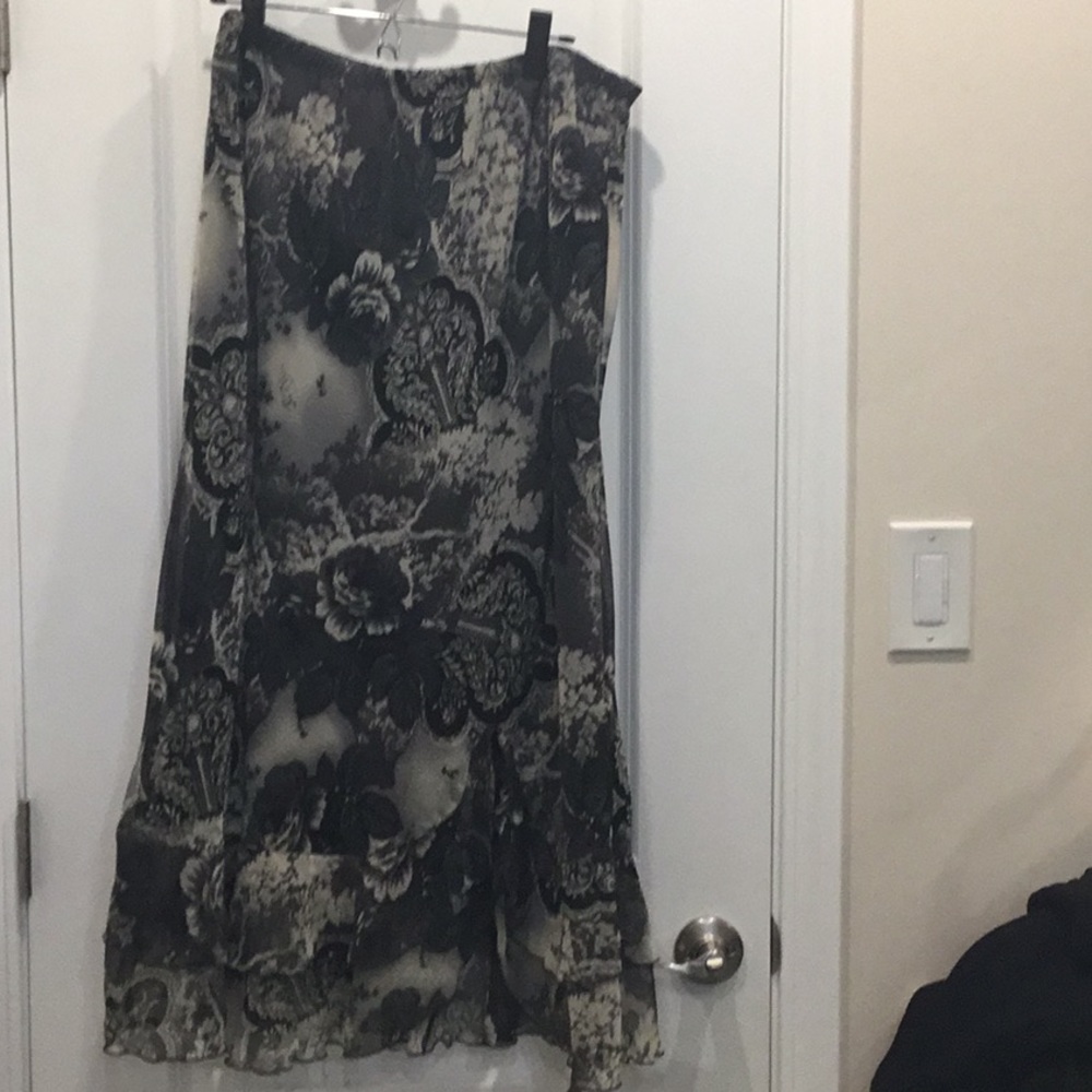 Avenue Black and Creme Skirt, size 18/20